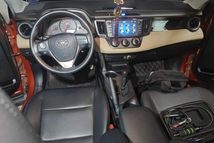Used Toyota RAV4 2013 2.0L CVT Two-Wheel Drive Urban Edition Center Console