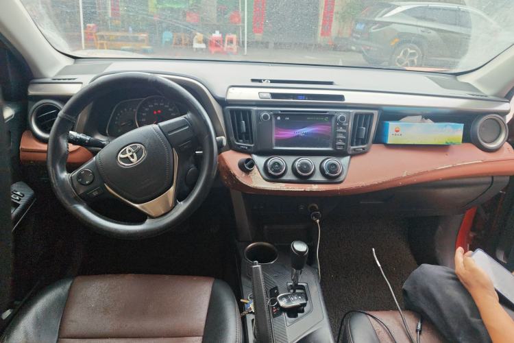Used Toyota RAV4 2013 2.0L CVT Two-Wheel Drive Urban Edition Center Console
