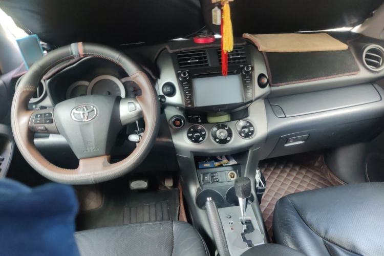 Used Toyota RAV4 2013 Special Edition 2.4L Automatic 4x4 Prestige Center Console
