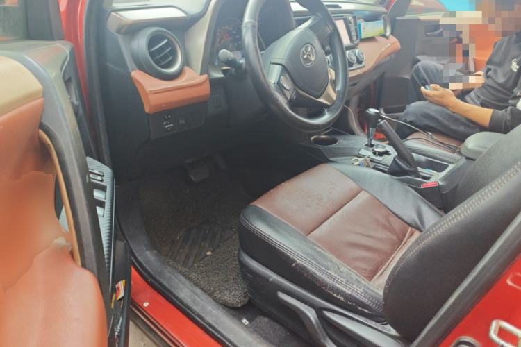 Used Toyota RAV4 2013 2.0L CVT Two-Wheel Drive Urban Edition Driver Seat