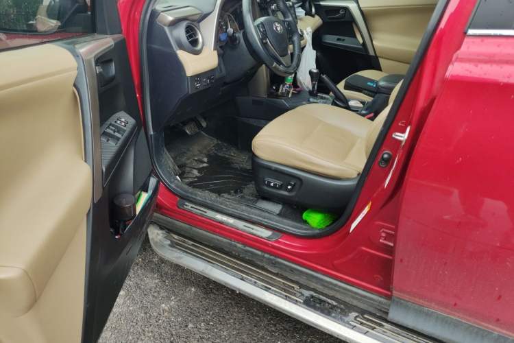 Used Toyota RAV4 2013 2.5L Automatic 4x4 Elite Edition Driver Seat