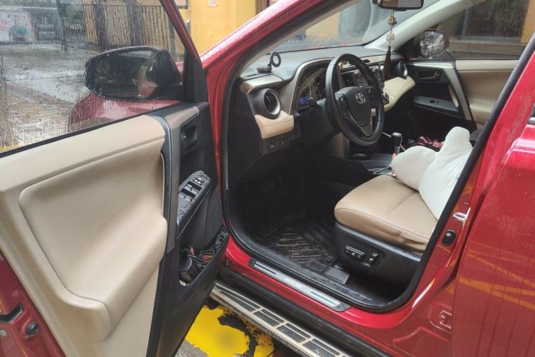Used Toyota RAV4 2013 2.5L Automatic 4x4 Elite Edition Driver Seat