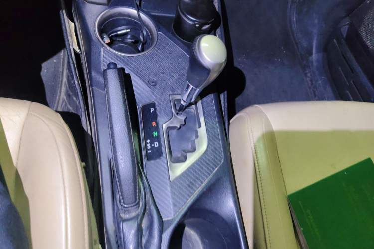 Used Toyota RAV4 2013 2.5L Automatic 4x4 Elite Edition Gear Lever
