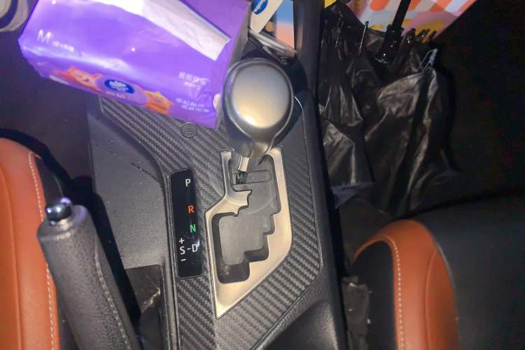 Used Toyota RAV4 2013 2.5L Automatic 4x4 Luxury Edition Gear Lever