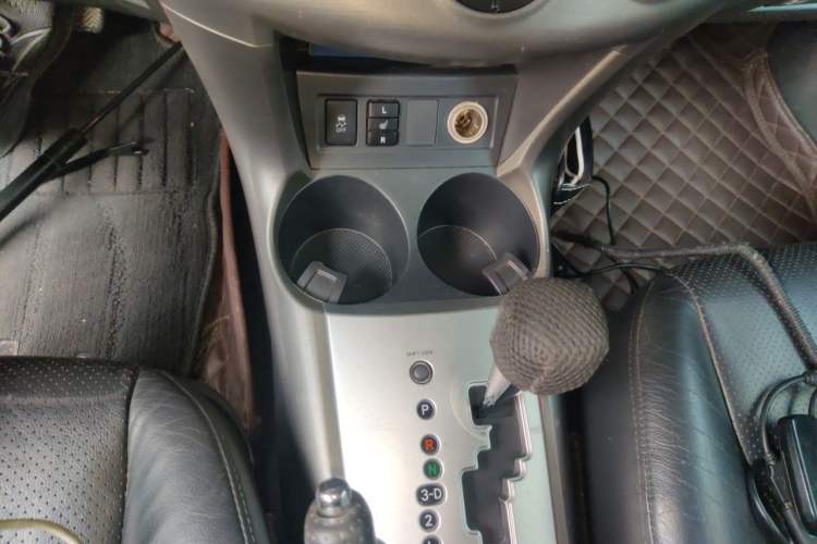 Used Toyota RAV4 2013 Special Edition 2.4L Automatic 4x4 Prestige Gear Lever