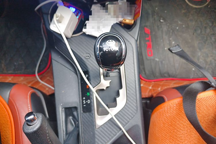 Used Toyota RAV4 2013 2.5L Automatic 4x4 Luxury Edition Gear Lever