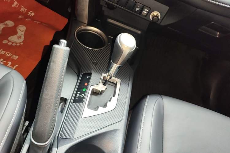Used Toyota RAV4 2013 2.5L Automatic 4x4 Luxury Edition Gear Lever