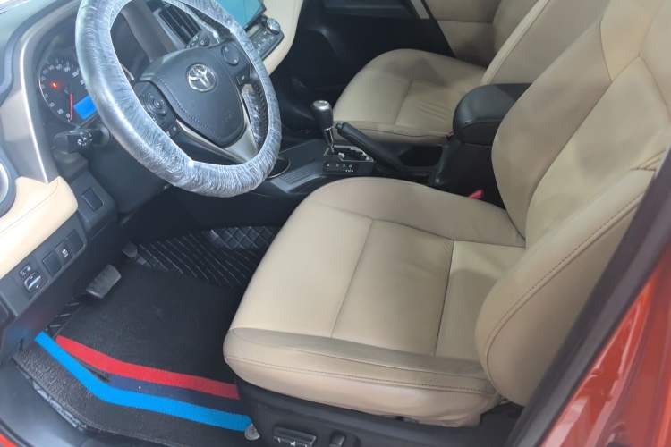 Used Toyota RAV4 2013 2.5L Automatic 4x4 Elite Edition Interior 2