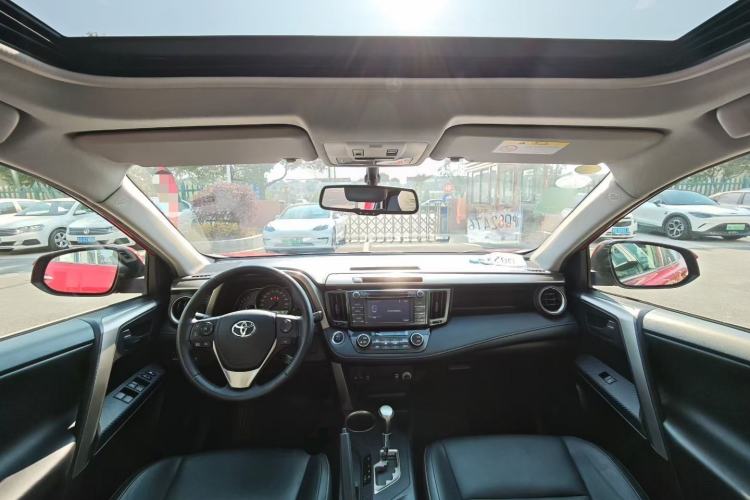 Used Toyota RAV4 2013 2.5L Automatic 4x4 Elite Edition Interior 4