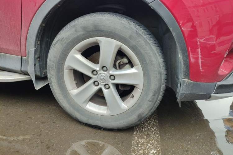 Used Toyota RAV4 2013 2.5L Automatic 4x4 Elite Edition Right Front Wheel Hub
