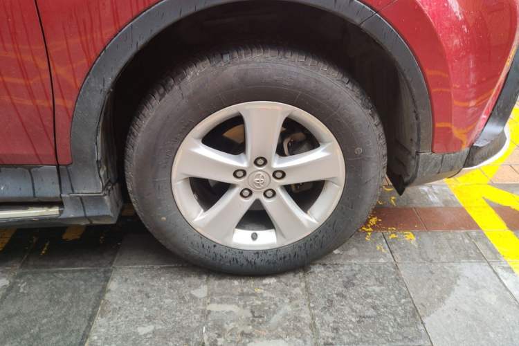 Used Toyota RAV4 2013 2.5L Automatic 4x4 Elite Edition Right Front Wheel Hub