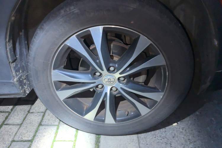 Used Toyota RAV4 2013 2.5L Automatic 4x4 Luxury Edition Right Front Wheel Hub