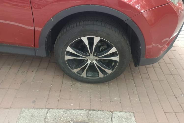 Used Toyota RAV4 2013 2.5L Automatic 4x4 Prestige Edition Right Front Wheel Hub