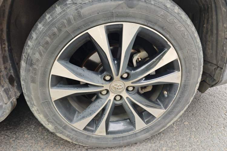 Used Toyota RAV4 2013 2.5L Automatic 4x4 Prestige Edition Right Front Wheel Hub