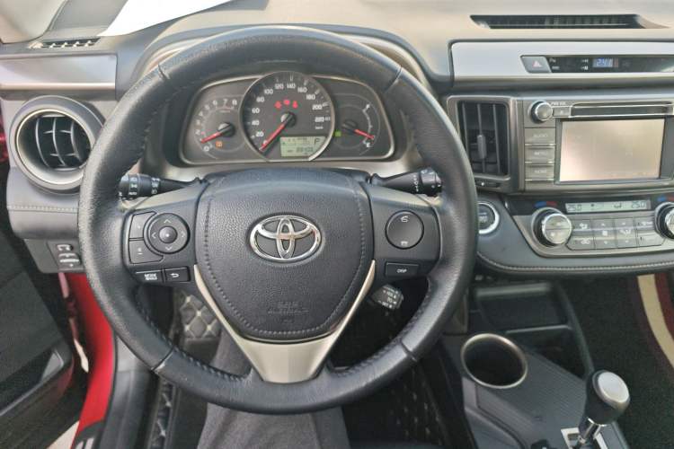 Used Toyota RAV4 2013 2.5L Automatic 4x4 Elite Edition Steering Wheel