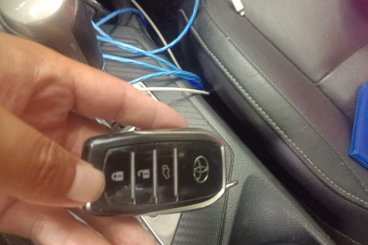 Used Toyota RAV4 2013 2.5L Automatic 4x4 Prestige Edition Vehicle Key