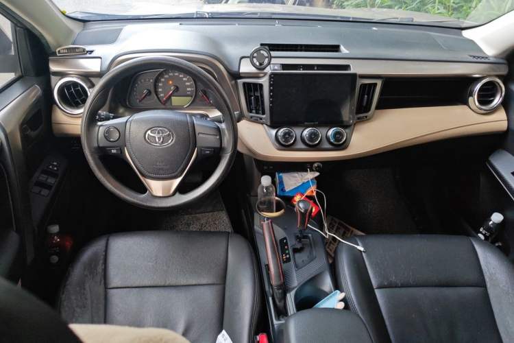 Used Toyota RAV4 2013 2.0L CVT Two-Wheel Drive Urban Edition Center Console