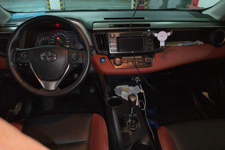 Used Toyota RAV4 2013 2.5L Automatic 4x4 Elite Edition Center Console