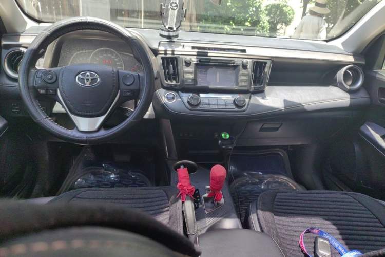 Used Toyota RAV4 2013 2.5L Automatic 4x4 Elite Edition Center Console