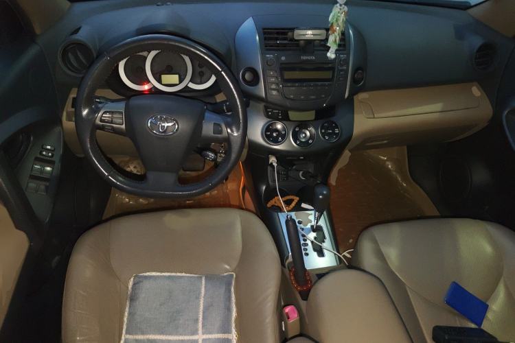 Used Toyota RAV4 2013 Special Edition 2.0L Automatic Elite Center Console