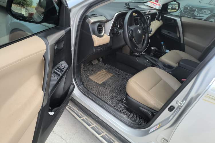 Used Toyota RAV4 2013 2.0L CVT Four-Wheel Drive Fashion Edition Driver Seat