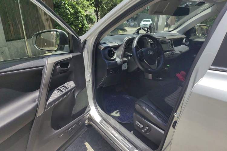 Used Toyota RAV4 2013 2.5L Automatic 4x4 Elite Edition Driver Seat