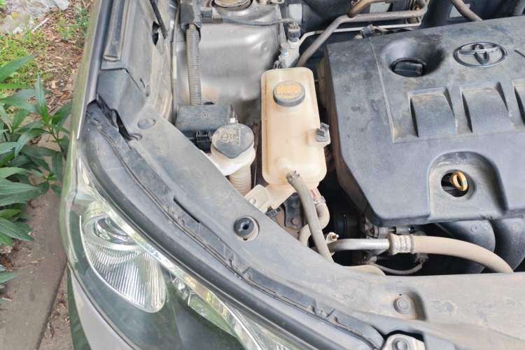 Used Toyota RAV4 2013 2.0L CVT Two-Wheel Drive Urban Edition Engine Bay Right