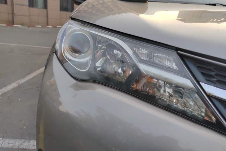 Used Toyota RAV4 2013 2.0L CVT Four-Wheel Drive New Edition Right Front Headlight