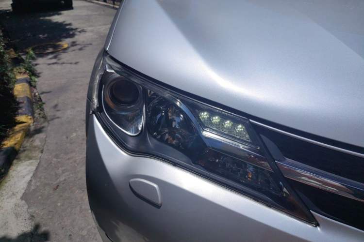 Used Toyota RAV4 2013 2.5L Automatic 4x4 Elite Edition Right Front Headlight