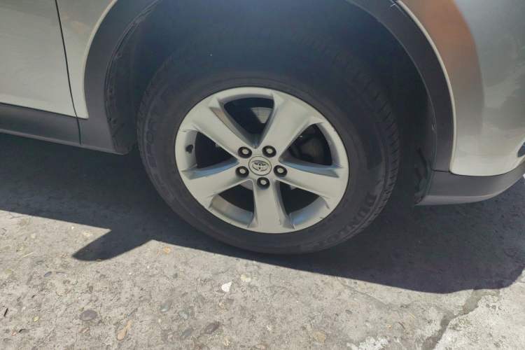 Used Toyota RAV4 2013 2.5L Automatic 4x4 Elite Edition Right Front Wheel Hub