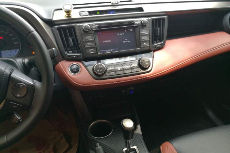 Used Toyota RAV4 2013 2.5L Automatic 4x4 Elite Edition Audio And AC Panel