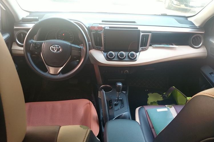 Used Toyota RAV4 2013 2.0L CVT Two-Wheel Drive Urban Edition Center Console