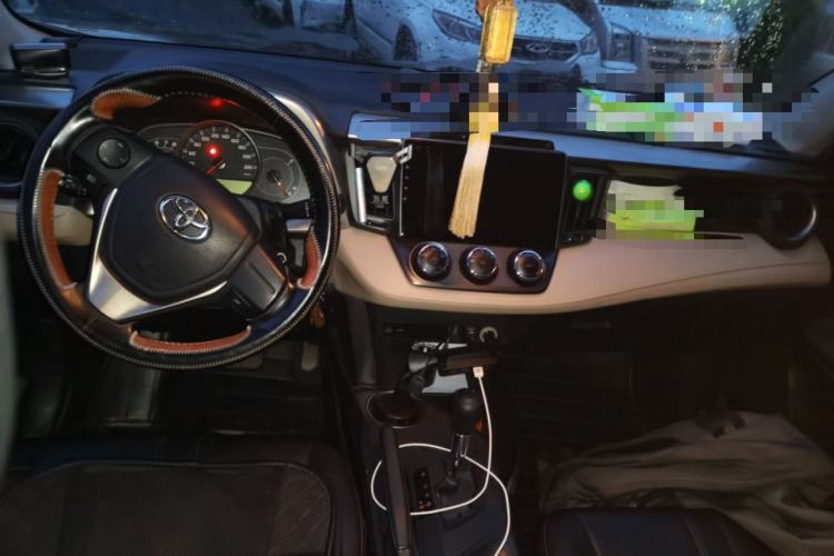 Used Toyota RAV4 2013 2.0L CVT Two-Wheel Drive Urban Edition Center Console