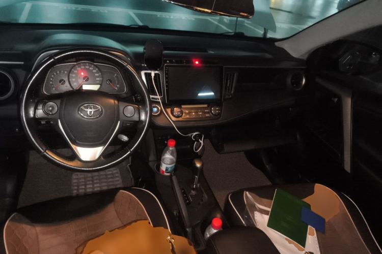 Used Toyota RAV4 2013 2.5L Automatic 4x4 Elite Edition Center Console