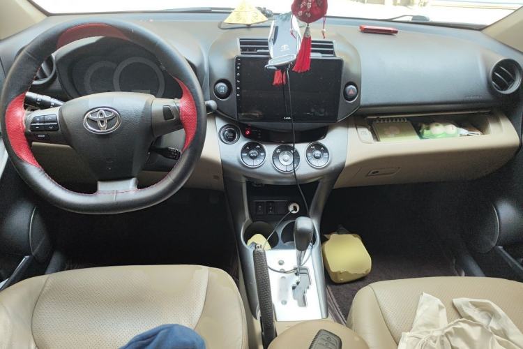 Used Toyota RAV4 2013 Special Edition 2.4L Automatic 4x4 Prestige Center Console