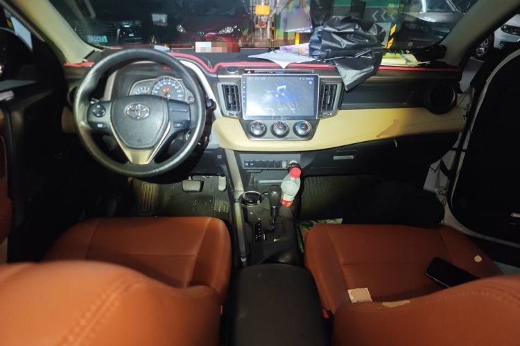 Used Toyota RAV4 2013 2.0L CVT Two-Wheel Drive Urban Edition Center Console