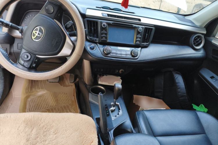 Used Toyota RAV4 2013 2.5L Automatic 4x4 Elite Edition Center Console
