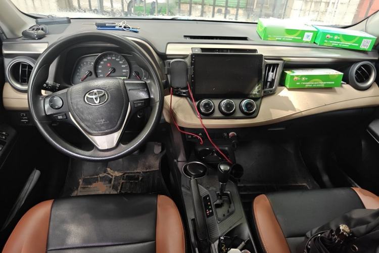 Used Toyota RAV4 2013 2.0L CVT Two-Wheel Drive Urban Edition Center Console