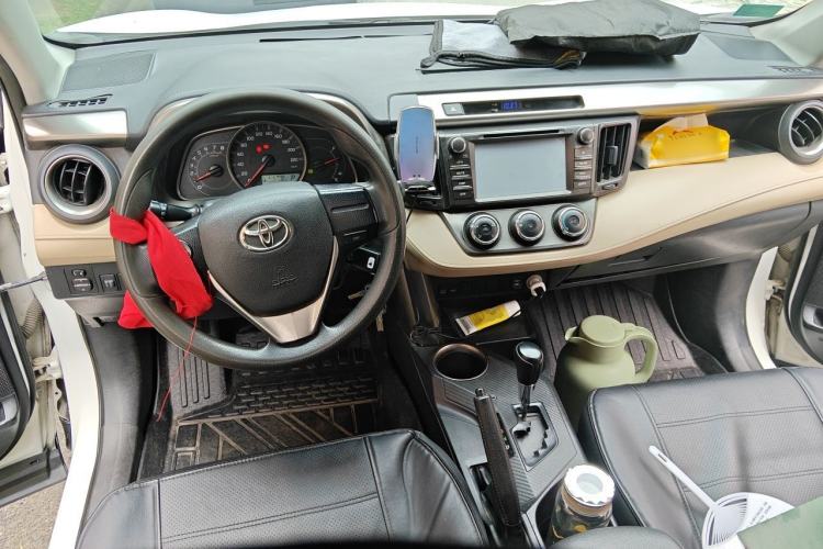 Used Toyota RAV4 2013 2.0L CVT Two-Wheel Drive Urban Edition Center Console