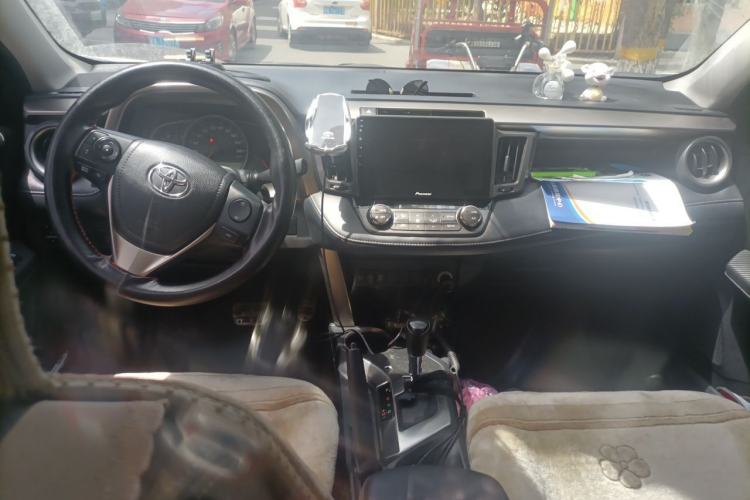 Used Toyota RAV4 2013 2.0L CVT Four-Wheel Drive Fashion Edition Center Console