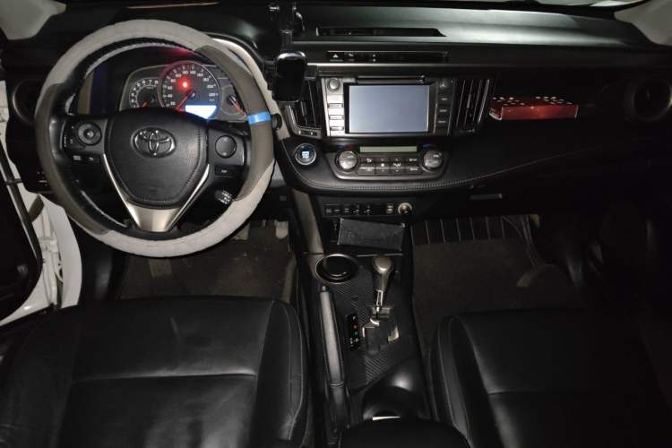 Used Toyota RAV4 2013 2.5L Automatic 4x4 Elite Edition Center Console