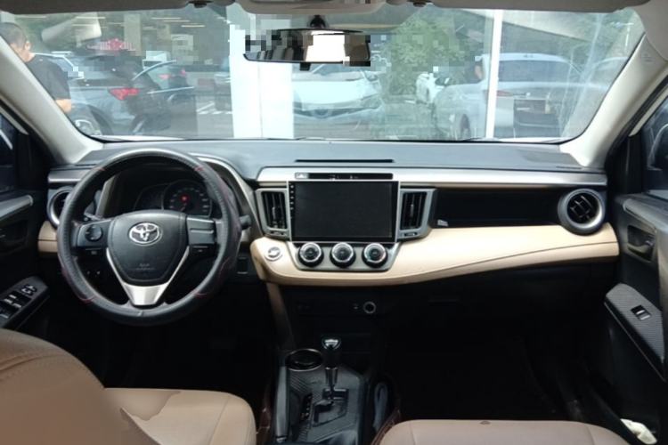 Used Toyota RAV4 2013 2.0L CVT Two-Wheel Drive Urban Edition Center Console