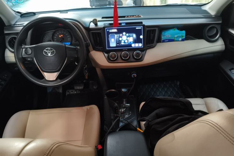 Used Toyota RAV4 2013 2.0L CVT Two-Wheel Drive Urban Edition Center Console