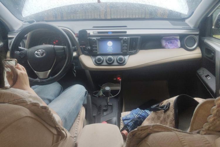 Used Toyota RAV4 2013 2.0L CVT Two-Wheel Drive Urban Edition Center Console