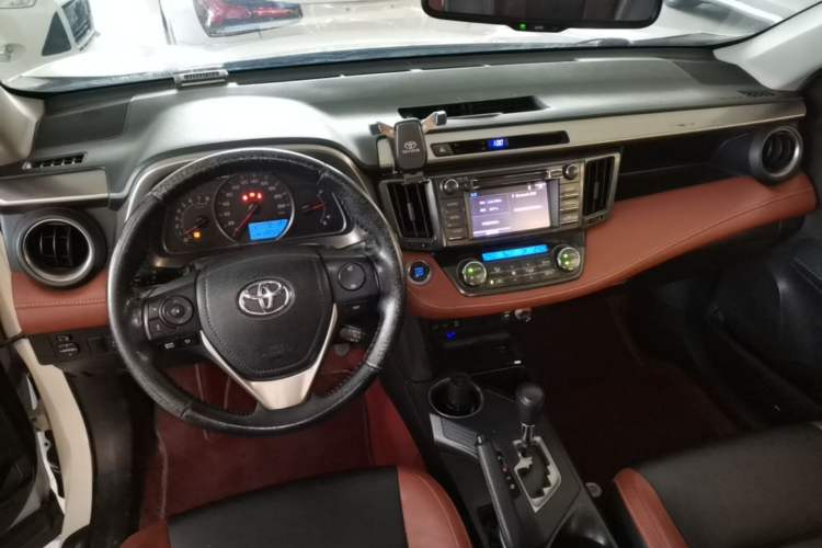 Used Toyota RAV4 2013 2.5L Automatic 4x4 Elite Edition Center Console