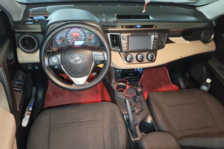 Used Toyota RAV4 2013 2.0L CVT Two-Wheel Drive Urban Edition Center Console