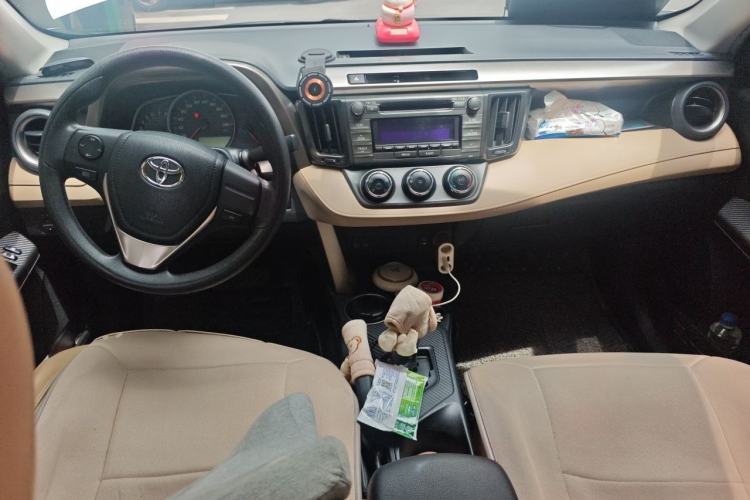 Used Toyota RAV4 2013 2.0L CVT Two-Wheel Drive Urban Edition Center Console