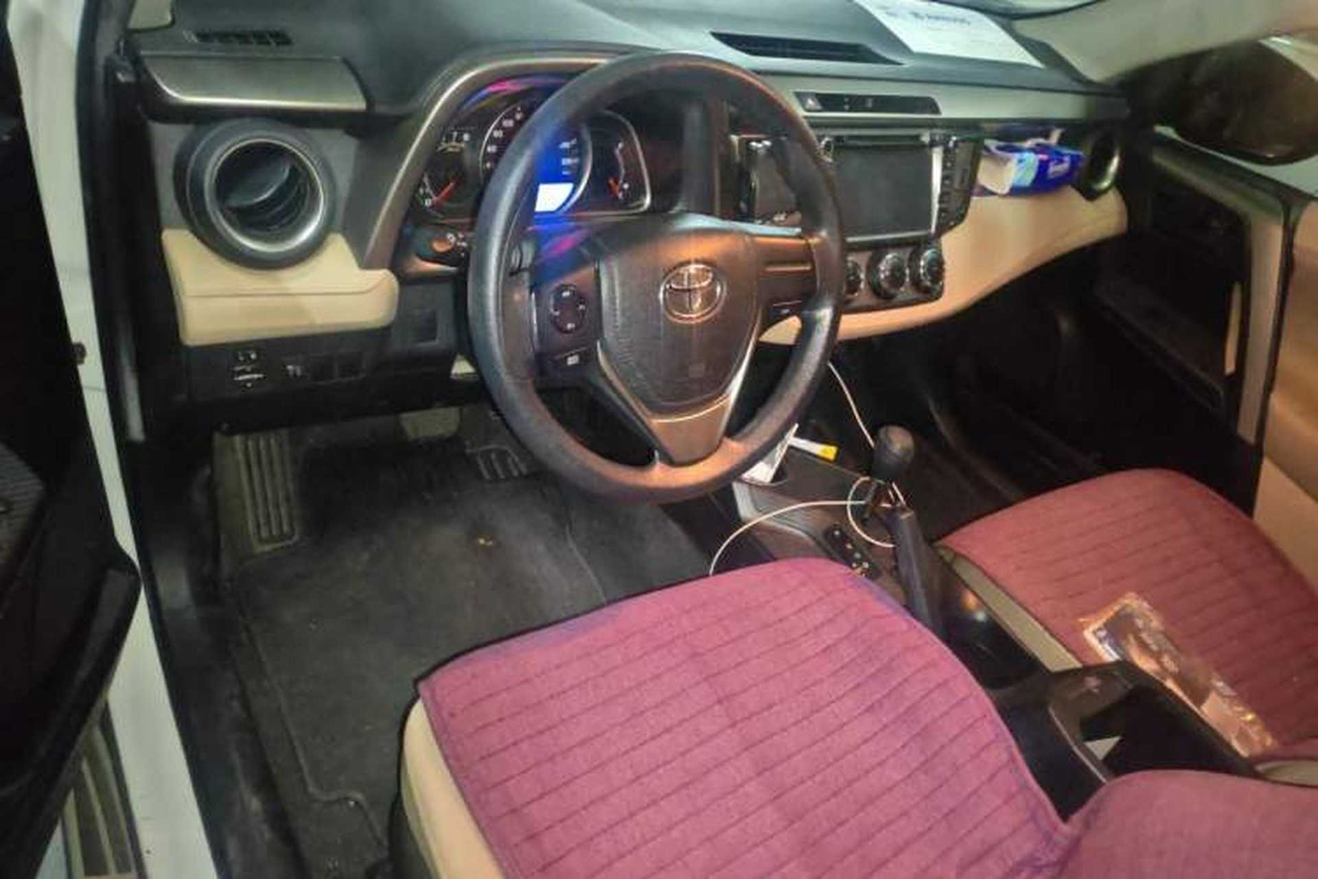 Used Toyota RAV4 2013 2.0L CVT Two-Wheel Drive Urban Edition Center Console