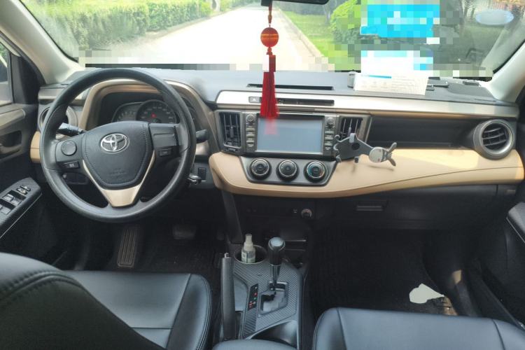 Used Toyota RAV4 2013 2.0L CVT Two-Wheel Drive Urban Edition Center Console