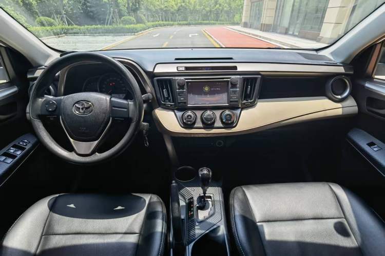Used Toyota RAV4 2013 2.0L CVT Two-Wheel Drive Urban Edition Center Console